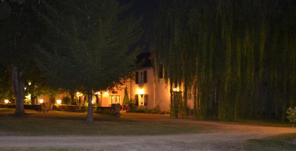 Hotel Du Parc Thonac Exterior photo