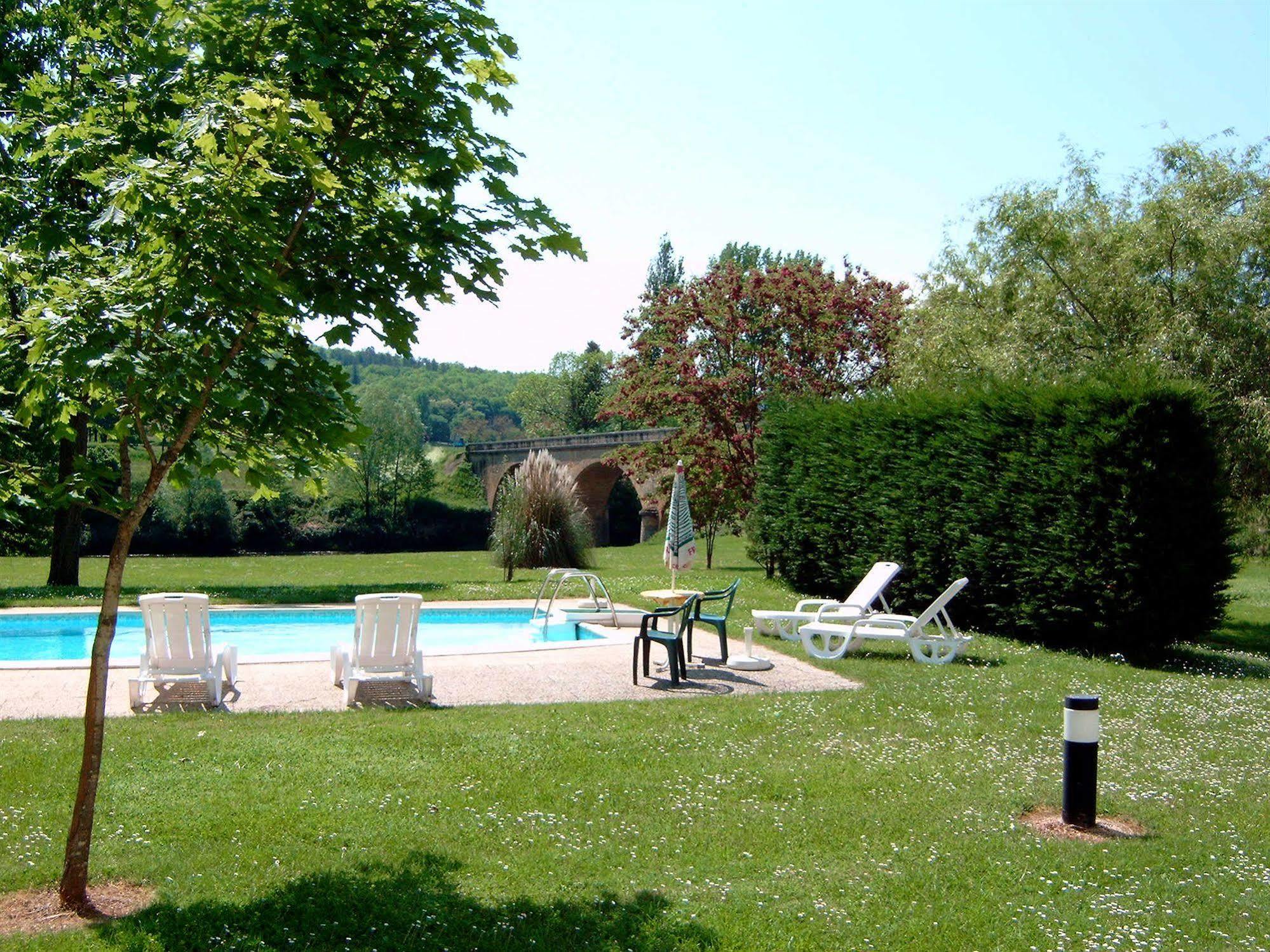 Hotel Du Parc Thonac Exterior photo